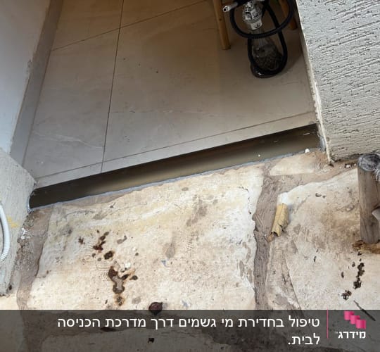 אזור כניסה עם רצפת אבן וכבל חשמלי